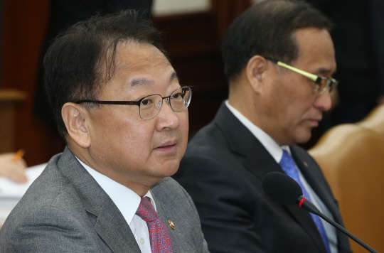 유일호 경제부총리 겸 기획재정부 장관이 3일 오전 정부서울청사에서 경기 부양 대책 등을 논의하기 위한 경제관계장관회의를 주재하고 있다.